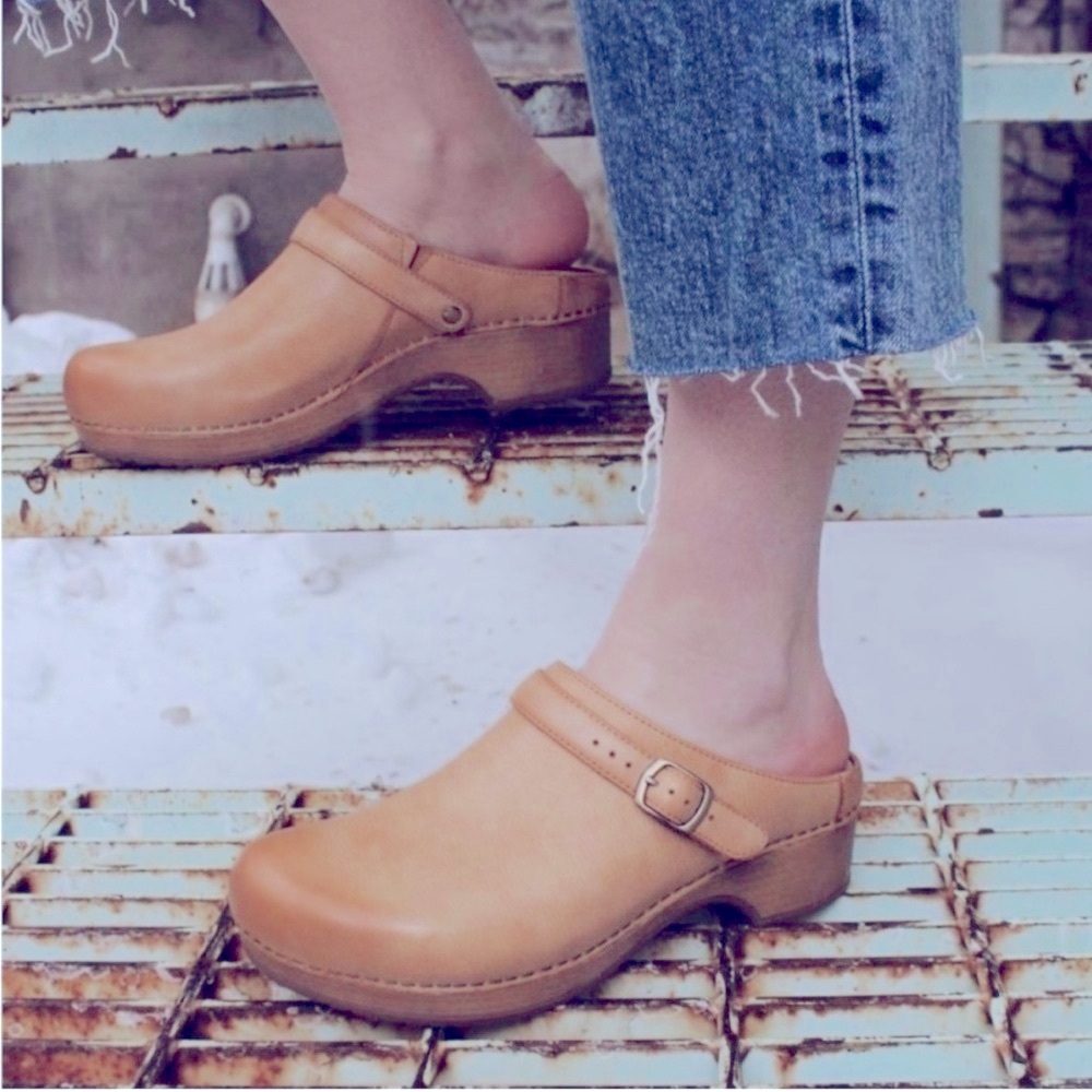 Dansko Berry Tan Milled Leather